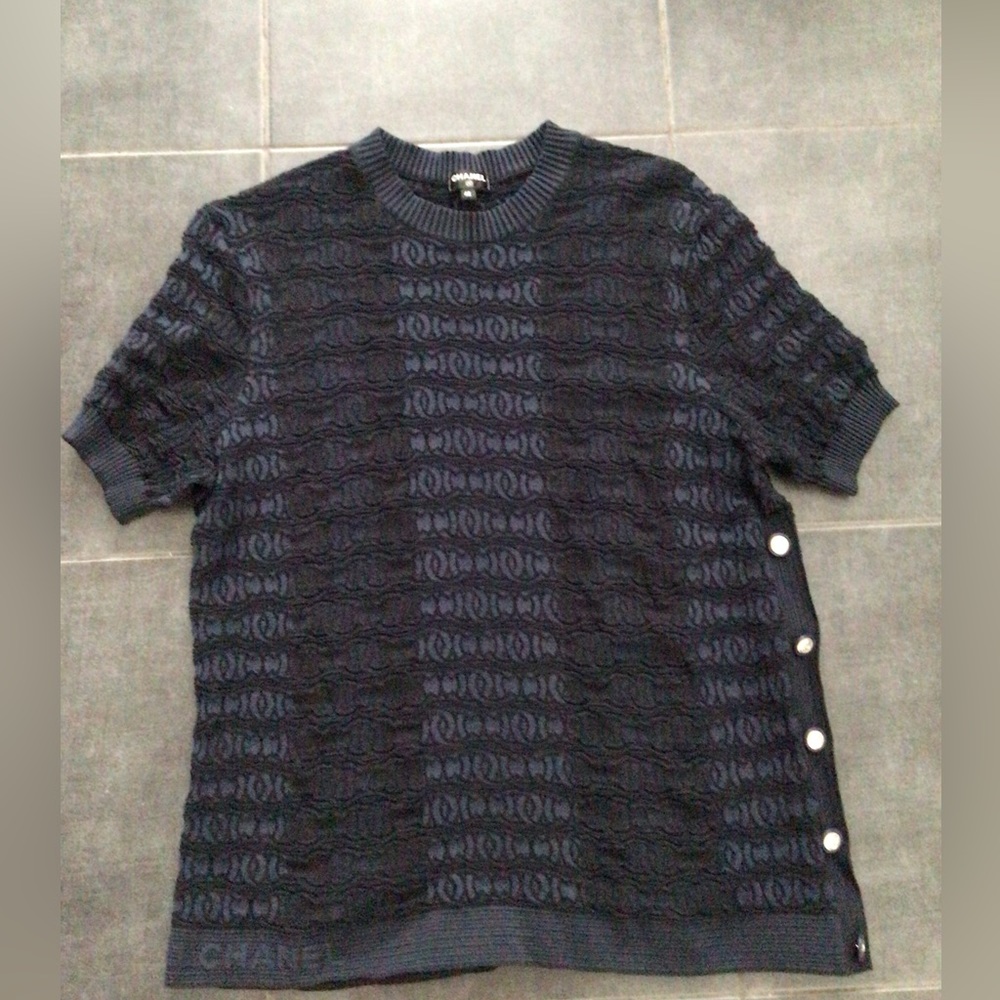 CLASSIC CHANEL CC LOGO PRINT NAVY BLUE KNIT TOP SHIRT FR 42 (US 8-10)